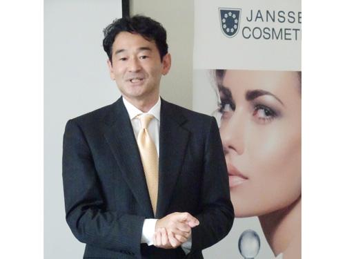 あいさつする佐藤祐一社長